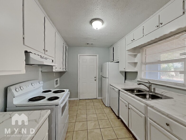 Building Photo - 1768 Santa Cruz Dr