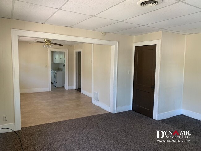 Building Photo - Upper Level 2 Bedroom, 1 Bathroom Duplex