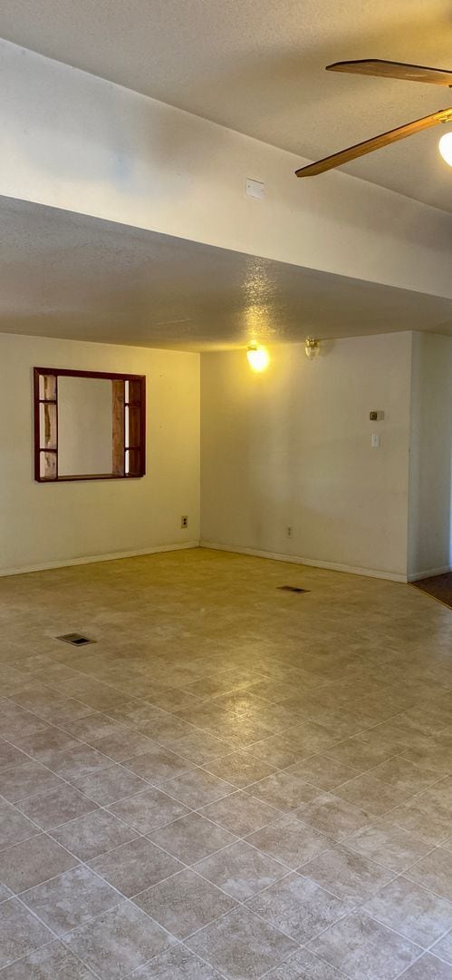 Building Photo - 2 Bedroom With Lots of Space