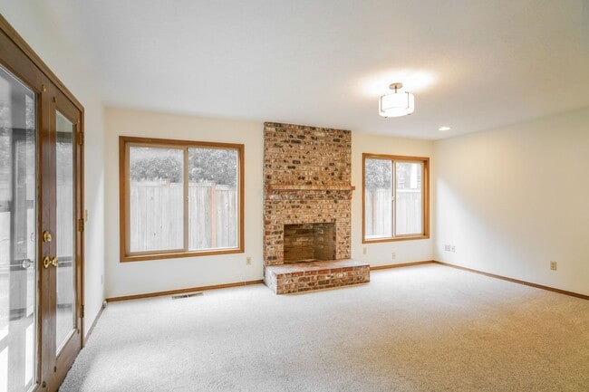 Building Photo - Great 4 bedroom Home Located in the Sought...