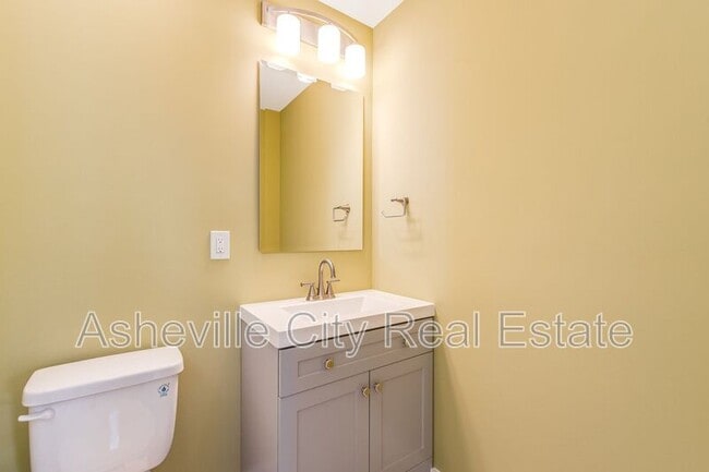 Building Photo - 12 New St