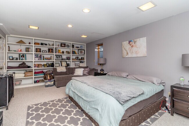 Building Photo - Large SW CoMo Duplex - 4 bed - 2.5 bath
