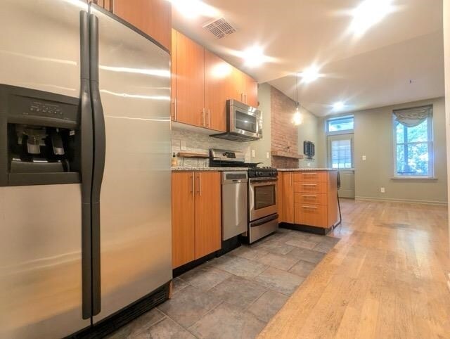 Primary Photo - 128 Bright St
