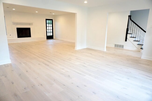 Building Photo - 5587 Ashley Square S