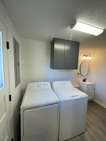 Building Photo - 218 Mouser St