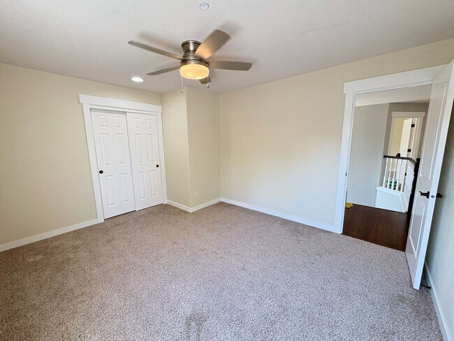 Building Photo - 4 Bedroom 2.5 Bathroom Home in NW Salem!