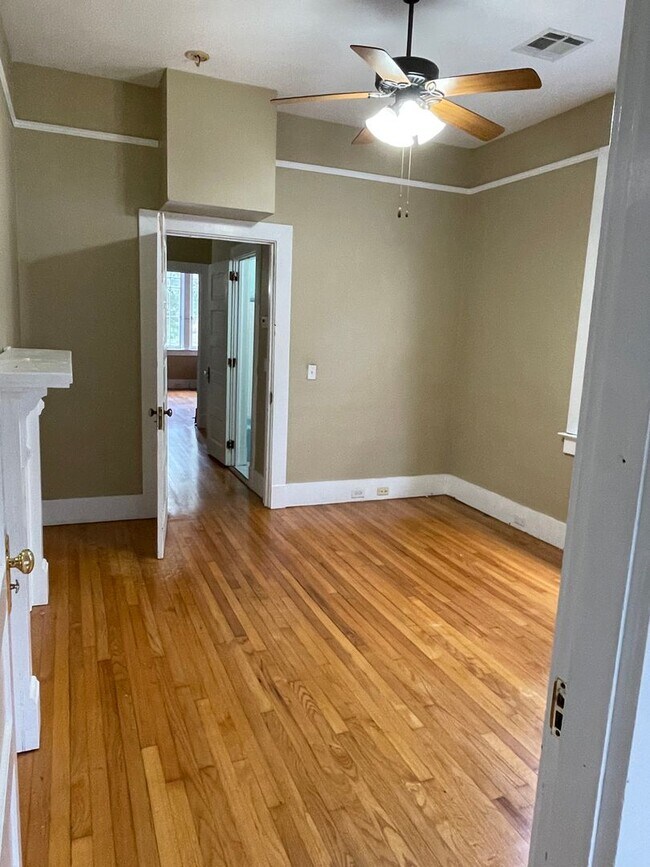Building Photo - Huge 2BD/2.5BA Uptown, with a Yard, Central Air/Heat, and W/D in Unit