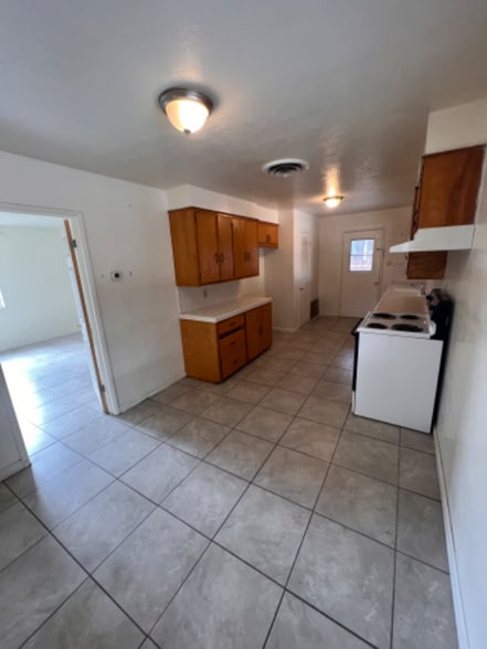 Building Photo - 562 Fern Ave