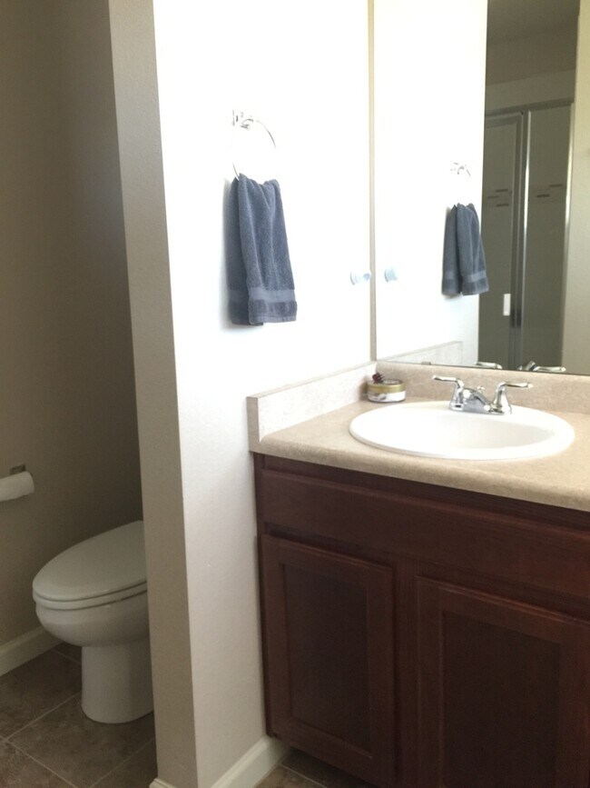 Building Photo - Southern Facing End 3 Bedroom Townhome