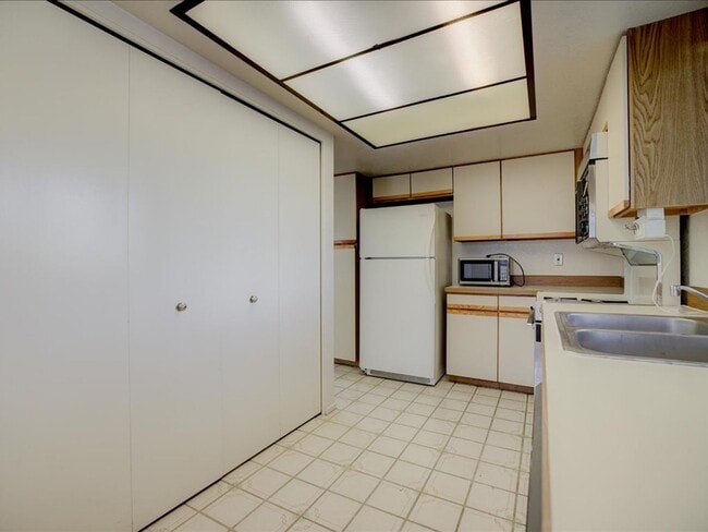 Building Photo - Near the Rillito Walk Path - 3 Bed, 2 Bath with Community Pool!