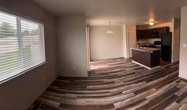 Building Photo - 1613
