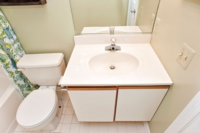 Building Photo - Coming Soon! 2 bed 2 1/2 bath townhouse in...