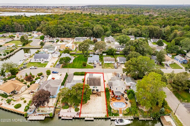 Building Photo - 410 Hemlock Dr