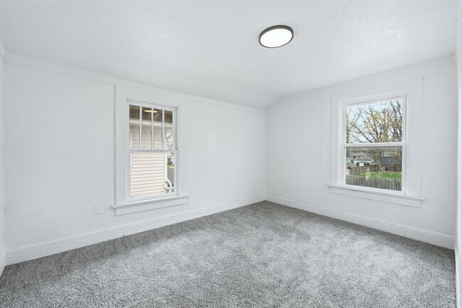 Building Photo - Updated 3BR with Fresh Finishes