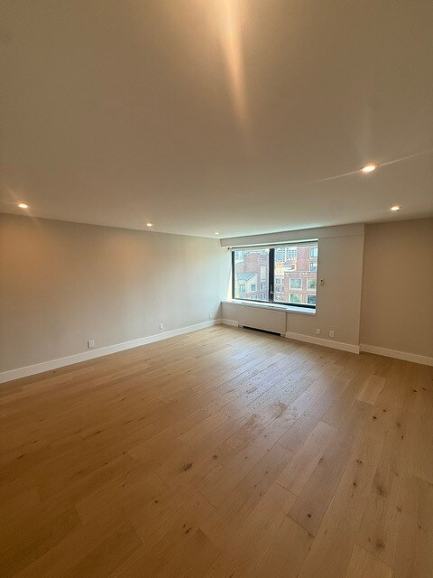 Building Photo - 65 E India Row