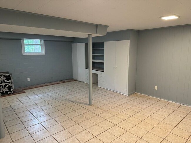 Building Photo - COMING BACK ON THE MARKET SOON!!! TRENDY &...