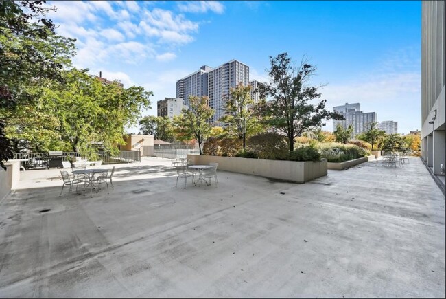 Building Photo - 4343 N Clarendon Ave