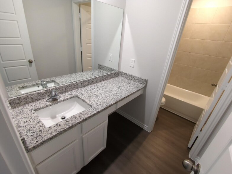 Building Photo - 2436 Dahlia Dr