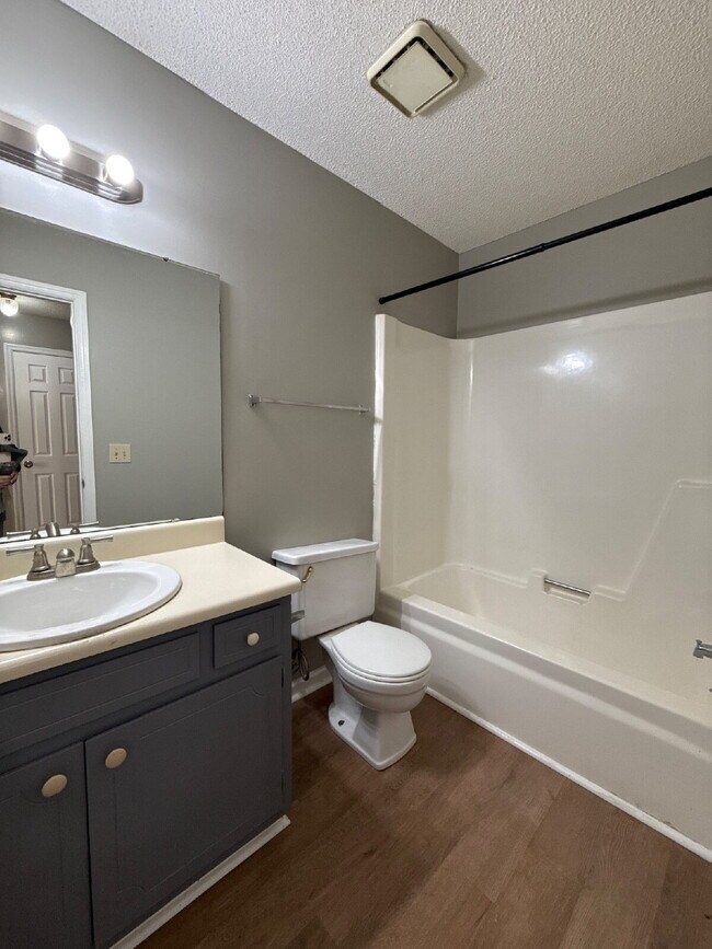 Building Photo - "Spacious 2-Bedroom, 2-Bath Oasis in Prime Huntsville Location!"