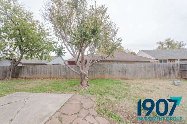 Building Photo - Stunning 3-Bedroom Home with Dramatic Vaulted Ceilings and Loft in OKC!