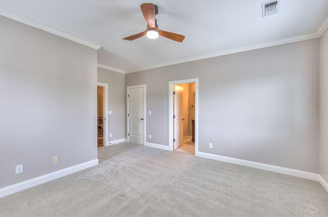 Building Photo - Stunning Executive Townhome in the Heart o...