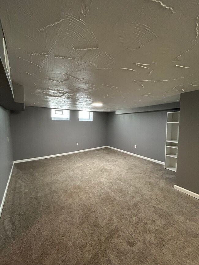 Building Photo - Spacious 3-Bedroom, 2-Bath House in South Euclid