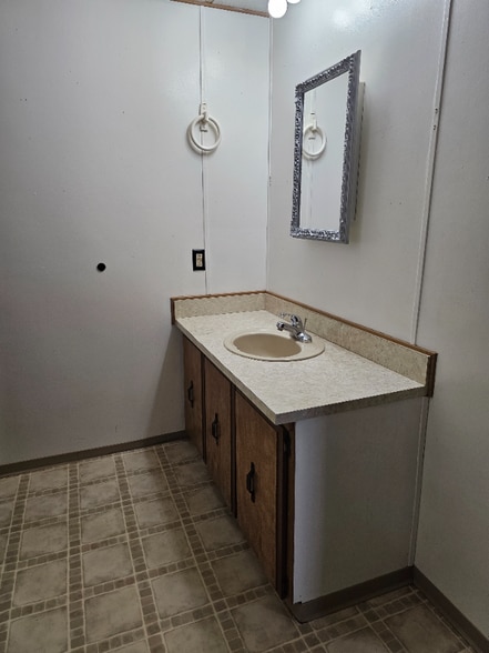 Building Photo - 914 5th St E