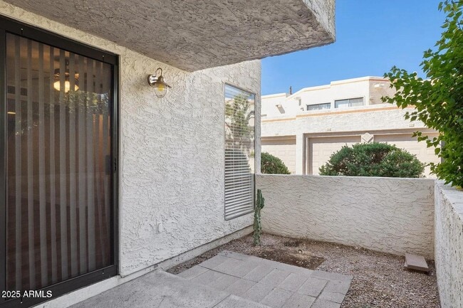 Building Photo - 935 N Granite Reef Rd