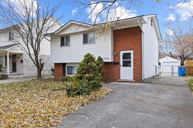 Primary Photo - Hardwood Floors- Large Space - Garage