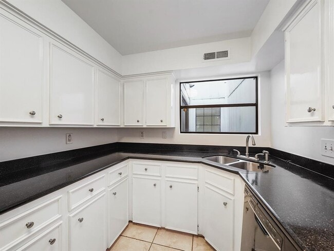 Building Photo - 10616 Bob White Dr