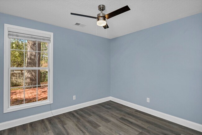 Building Photo - Beautifully Updated 3BR Home Minutes from Fort Jackson, VA Hospital & I-77