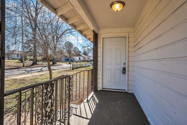 Building Photo - Spacious 4-Bedroom Beauty in Sylacauga – Huge Deck, Carport & Tons of Charm!