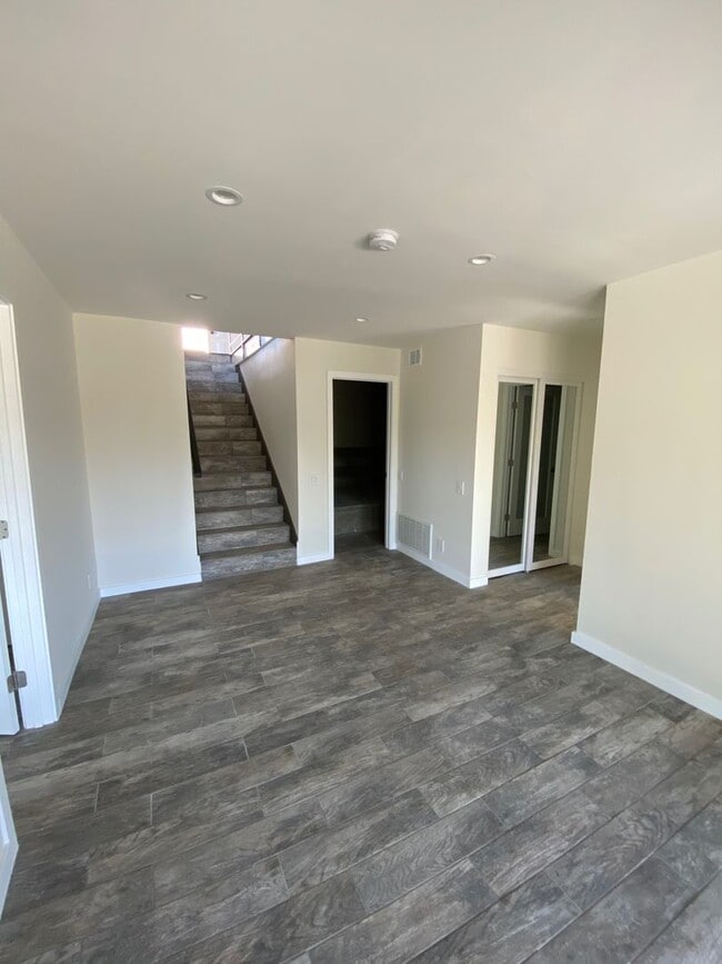 Building Photo - 4 bed, 2 1/2 bath home in the Racquet Club...