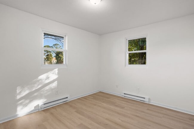 Building Photo - newly renovated unit available