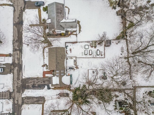 Building Photo - 19 Blossom Ln