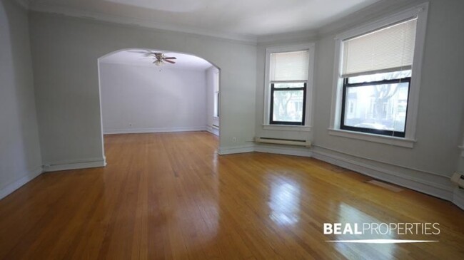 Building Photo - 2 bedroom in CHICAGO IL 60657