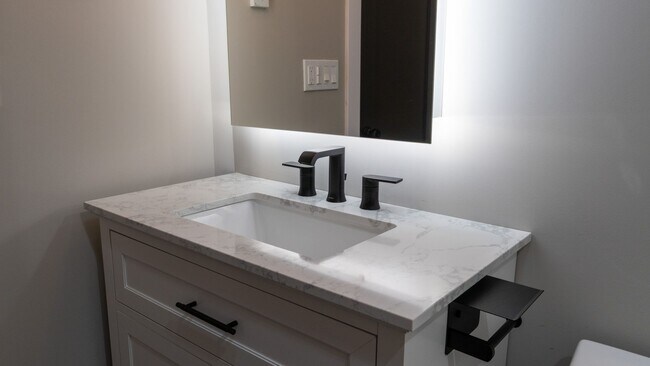 Building Photo - Contemporary 2-Bed, 2-Bath Garden Apartmen...