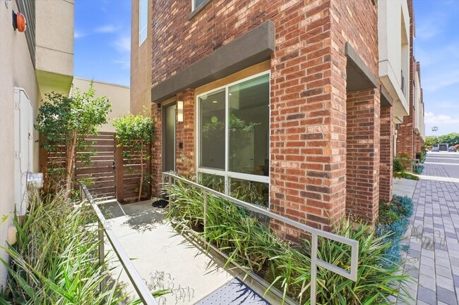 Building Photo - Detached Townhome - Private Roof Deck - With 360 Panoramic Views