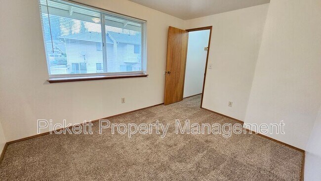 Building Photo - 1334 NE Jasmine Ln