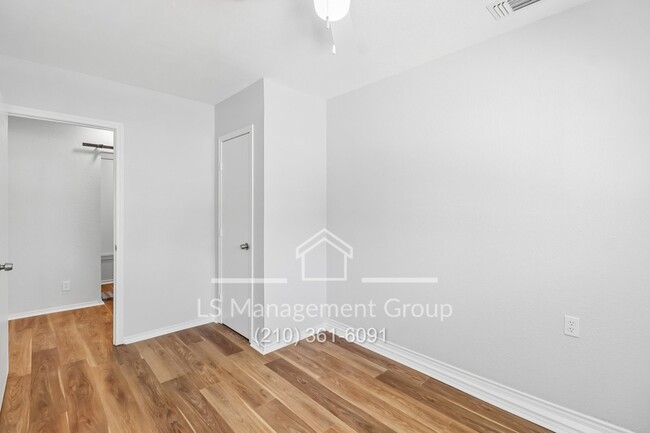 Building Photo - 3118 Bear Springs Dr