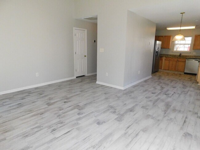 Building Photo - Nice 3 bed 2 bath home