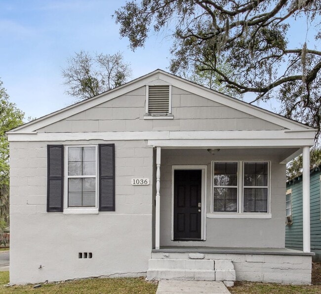 Building Photo - Large Near Downtown 3BR/1BA House For Rent