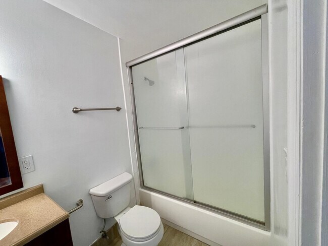 Building Photo - 601 NE 29th Dr