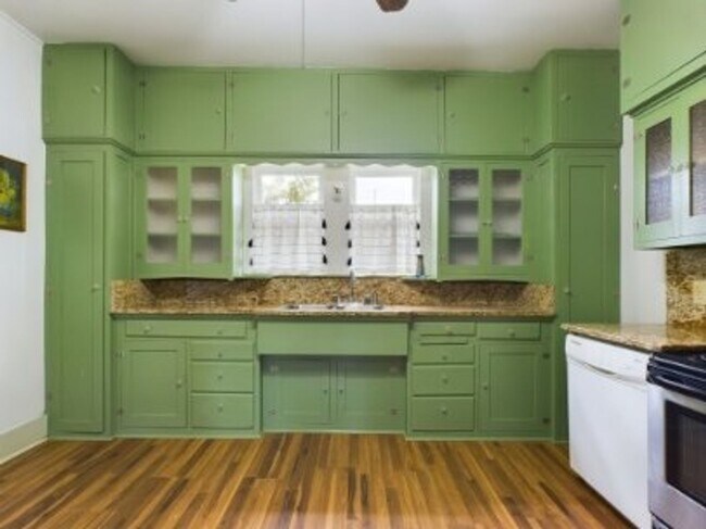 Building Photo - Cozy three bedroom in Hye Texas