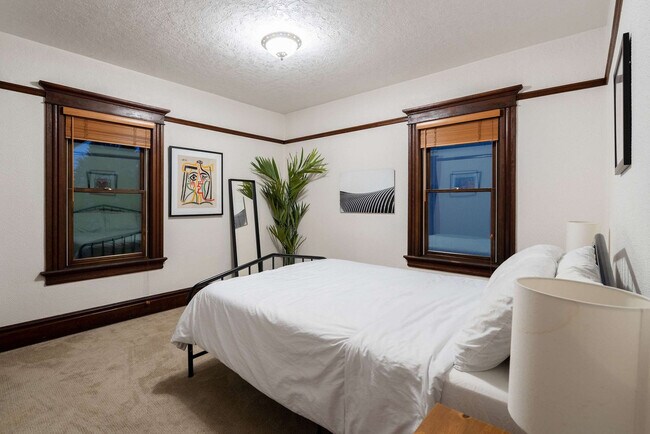 Building Photo - 26 NE 11th Ave