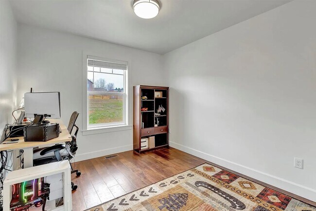Building Photo - Beautiful 4 bed 2 bath on 1.37 acres in Corvallis.