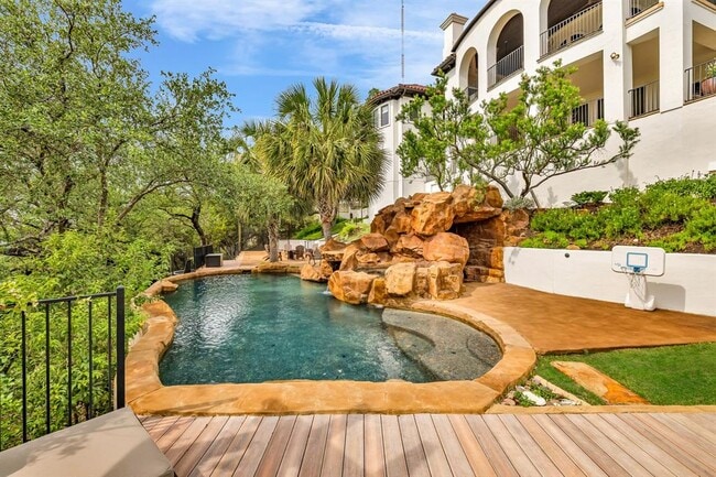 Building Photo - 1710 Mt Larson Rd