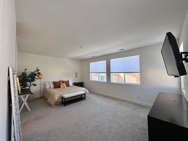 Building Photo - Elegant 4 Bedroom, 4.5 Bathroom Home with ...