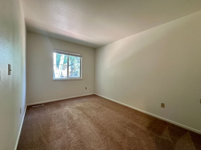Building Photo - Cheery 3 bedroom 2 Bath Home! Available to...