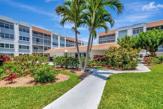 Building Photo - 1502 S Lakeside Dr